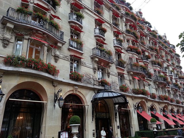 Hôtel_Plaza-Athénée.jpg