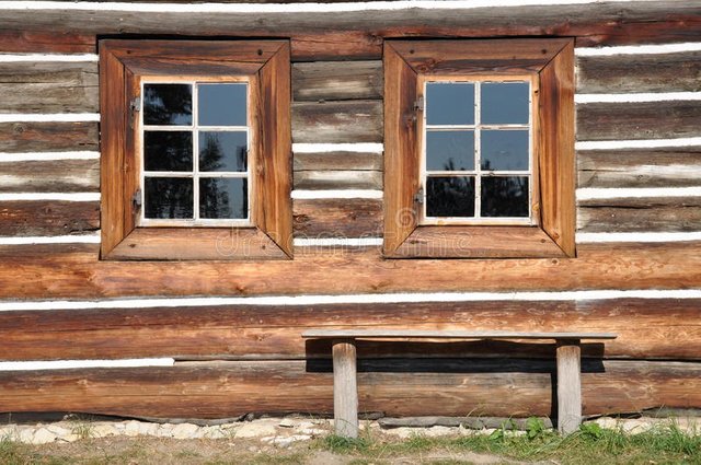 fachada-de-madera-de-la-cabaña-con-las-ventanas-26568179.jpg