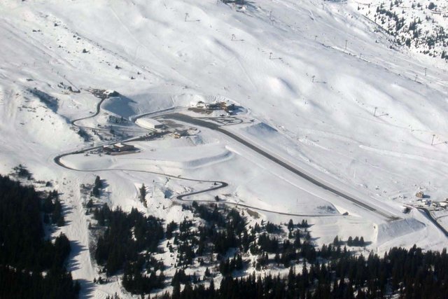 Courchevel-Helicopters_Aerial-View-of-Courchevel-Airport-Altiport-and-Courchevel-Helicopter-station-and-Helibase.jpg