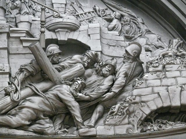 Mechelen_OLV_Hanswijk_Jesus_carries_his_cross_03.JPG