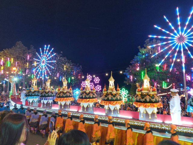 Loy Krathong parade5.jpg