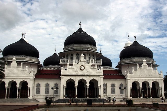 Masjid_Raya_Baiturrahman_telah_berdiri_sejak_era_kejayaan_Kesultanan_Aceh_dan_bertahan_hingga_kini.jpg