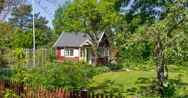 schrebergarten-rotes-gartenhaus-iStock-494982671.jpg