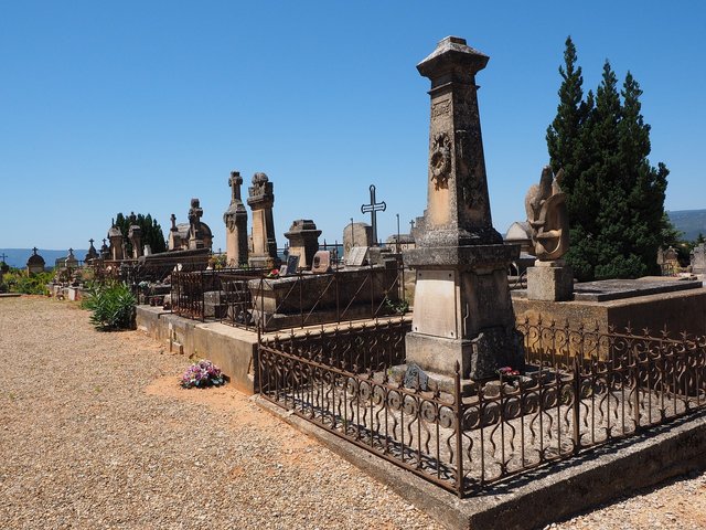cemetery-1521761_1280.jpg