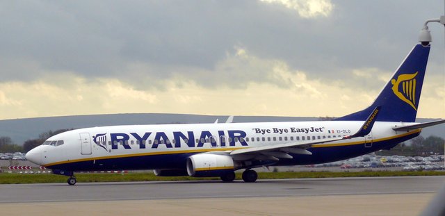 Bristol_airport_ryanair_EI-DLO.JPG