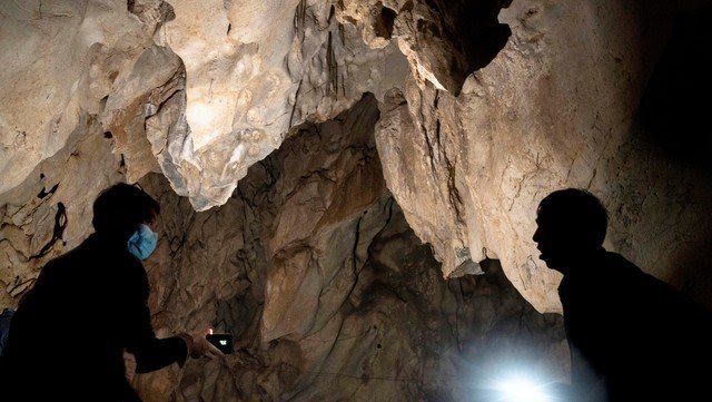 visitantes-inspeccionan-una-cueva-abandonada___fHYmfGZ9X_640x361__1.jpg