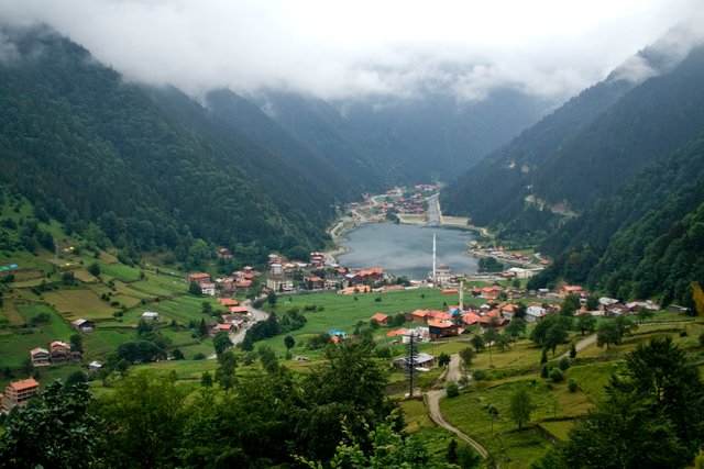 Uzungöl_lake_and_town.jpg