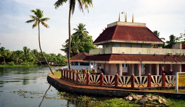 Kerala_backwaters.jpg