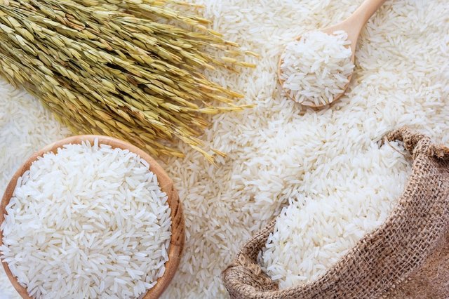 arroz-blanco-tazon-bolsa-cuchara-madera-planta-arroz-sobre-fondo-arroz-blanco_29285-1621.jpg