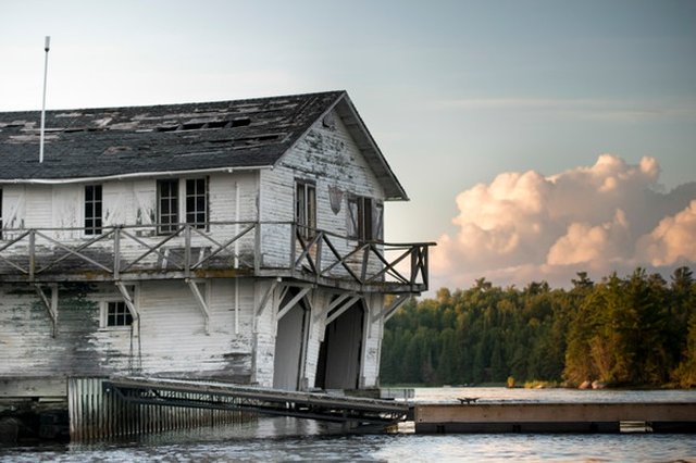 casa-barco-abandonada-en-la-orilla-del-lago-kenora-lago-de-los-bosques-ontario-canada_19485-18982.jpg