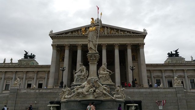 austrian-parliament-building-1133415__480.jpg