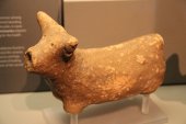 Clay bull2_figurine_(rhyton),_Middle_Minoan_I_-_II_Period,_2000-1700_BC_(28435765552).jpg