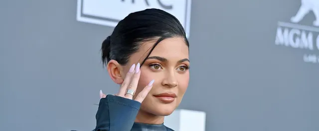 kylie-jenner-chrome-nails (1).webp