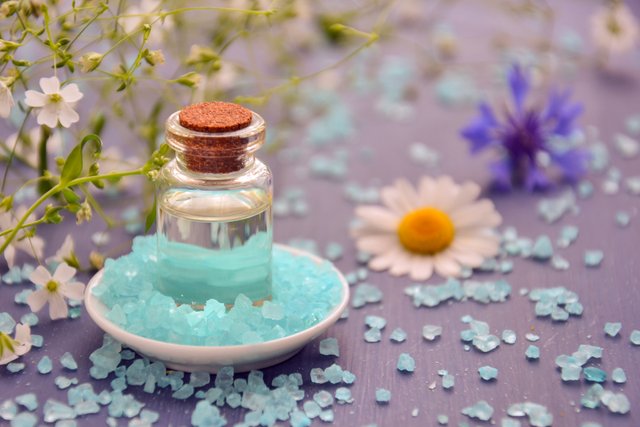 aromatherapy-cosmetic-oil-essential-oil-spa-cosmetology-sea-salt-1457643-pxhere.com.jpg