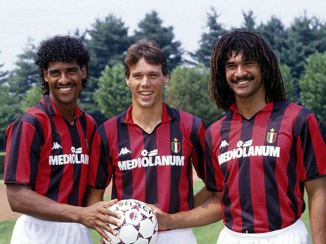 800px-Van_Basten_Gullit_Rijkaard_(1988).jpg