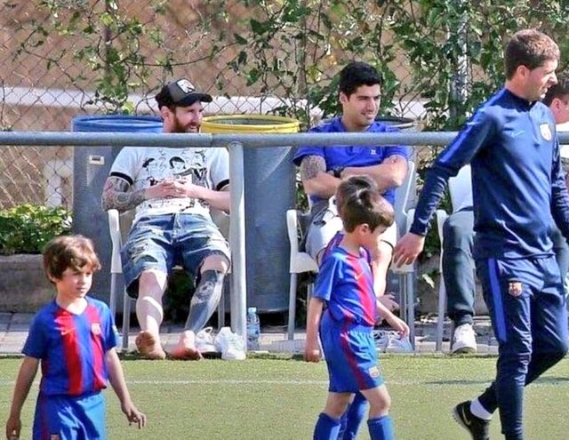 Messi-Suarez-kids-2.jpg
