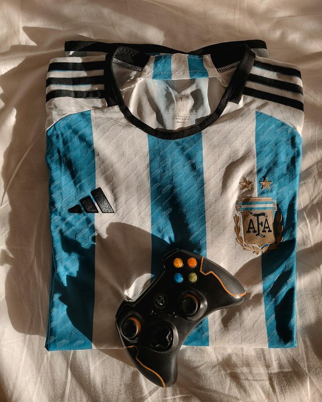 free-photo-of-gamepad-on-argentina-national-football-team-jersey.jpeg