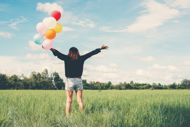 chica-en-el-campo-con-globos_1150-54.jpg