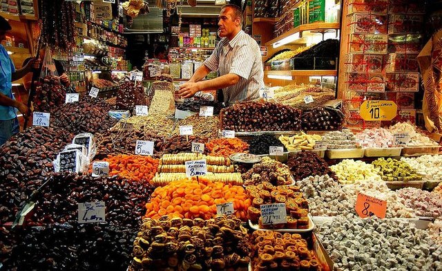 1024px-istanbul_spice_bazaar_02.jpg