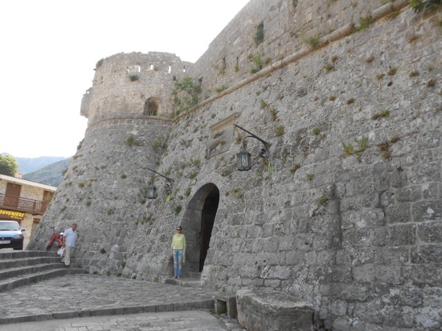Bastion iz venecijanskog perioda uz Velja vrata, prislonjen na kulu iz XIV vijeka.JPG