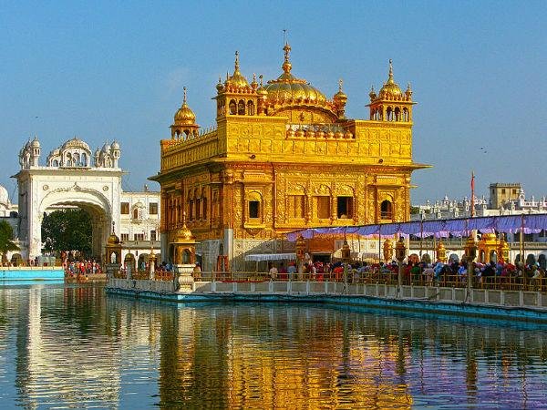 21-1477051480-800px-sarovar-and-the-golden-temple.jpg