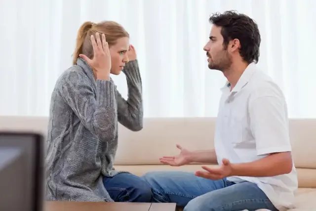 pareja-enfadada-discutiendo-fuerte-1024x683.webp