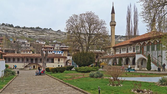 1280px-Bakhchysarai_04-14_img15_Palace_Grand_Mosque.jpg