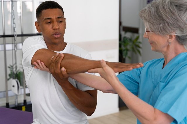 medical-assistant-helping-patient-with-physiotherapy-exercises_23-2149071506.jpg