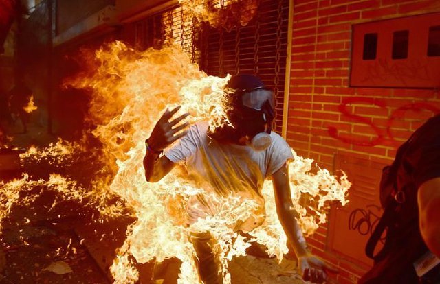 Venezuela-manifestante-envuelto-en-llamas-durante-protesta-1-680x440.jpg