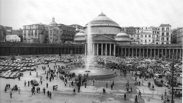 Napoli,_Piazza_Plebiscito,_fontana_del_Serino.jpg