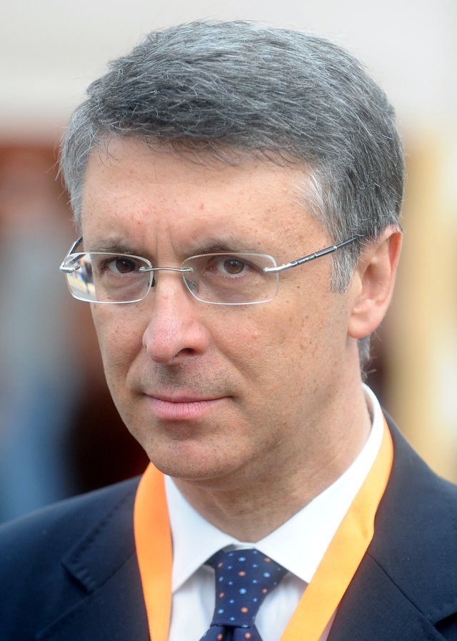 2048px-Raffaele_Cantone_-_Festival_Economia_2016.jpg