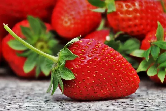 strawberries-3359755__480.webp