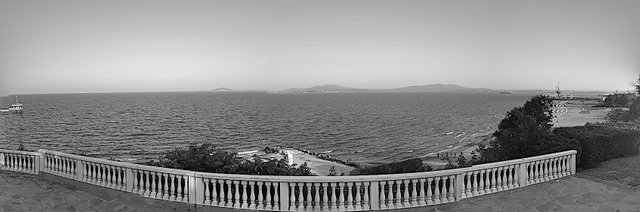 20180901_182905-PANO-BW .jpg