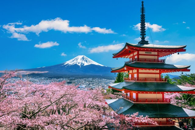 la-fioritura-dei-ciliegi-in-primavera-la-pagoda-chureito-e-il-monte-fuji-in-giappone.jpg