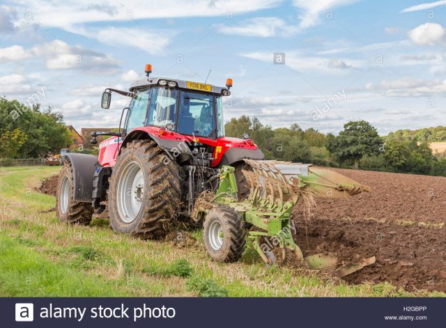 farm-tractor-ploughing-england-uk-H2GBPP.jpg