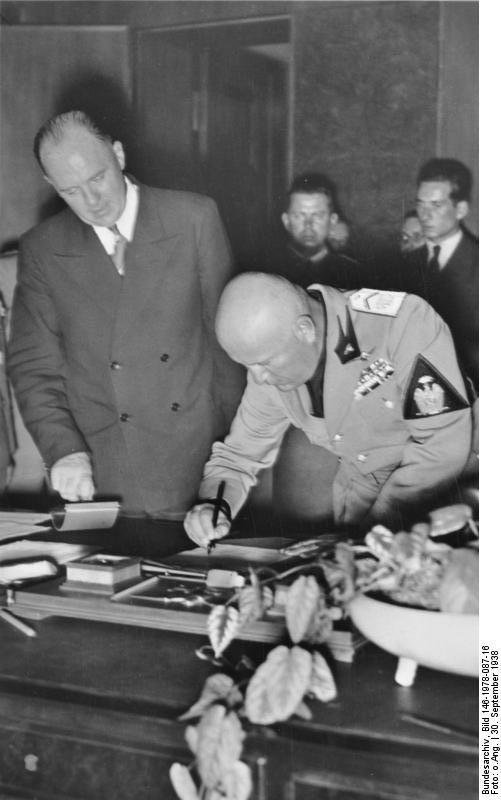 Bundesarchiv_Bild_146-1978-087-16,_Münchener_Abkommen,_Mussolini_unterzeichnet.jpg