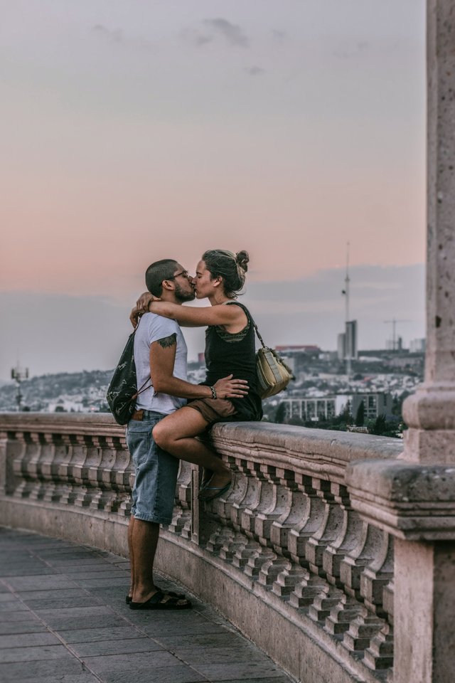 selective-focus-photography-of-man-and-woman-kissing-on-1054072.jpg