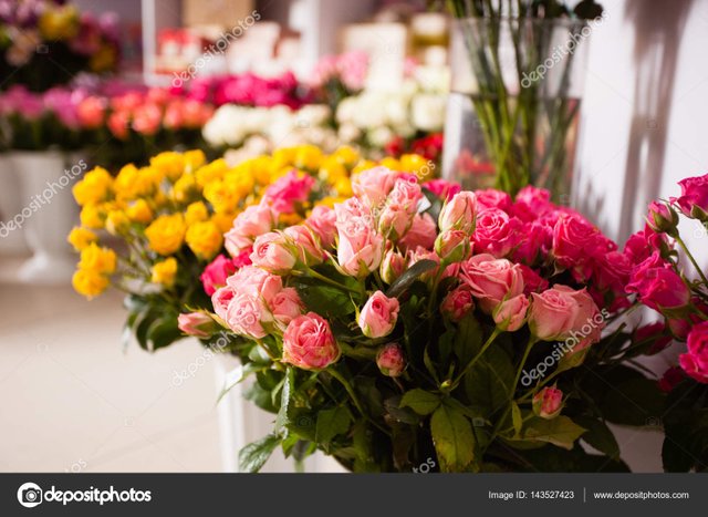 depositphotos_143527423-stock-photo-bouquets-roses-at-a-florists.jpg