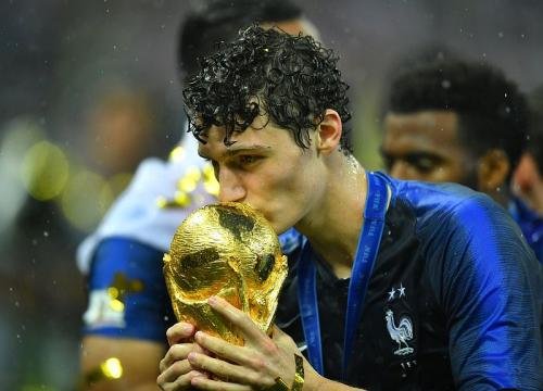 10-58-53-tendangan-roket-benjamin-pavard-terpilih-jadi-gol-terbaik-piala-dunia-2018-5SNpi5FKj8.jpg