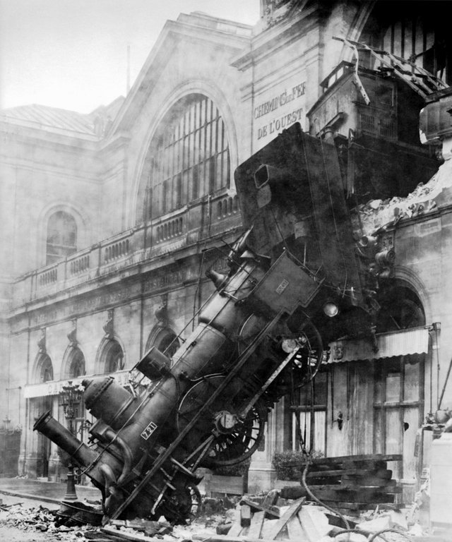 train-wreck-67775_1920.jpg