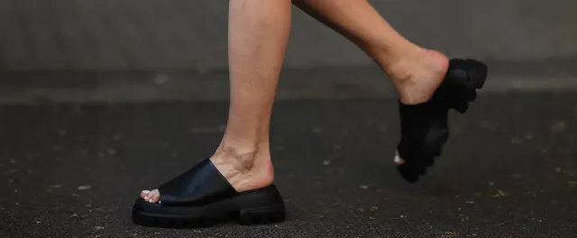 aerosole-dayna-black-quilted-sandals.webp