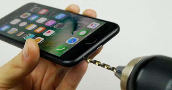 Владельцы-iPhone-7-повелись-на-розыгрыш-и-просверлили-в-новых-телефонах-дырку-для-наушников-5.jpg