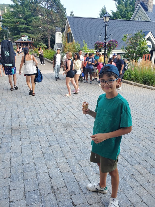 Yahya au retour avec son Cornet de glace.jpg