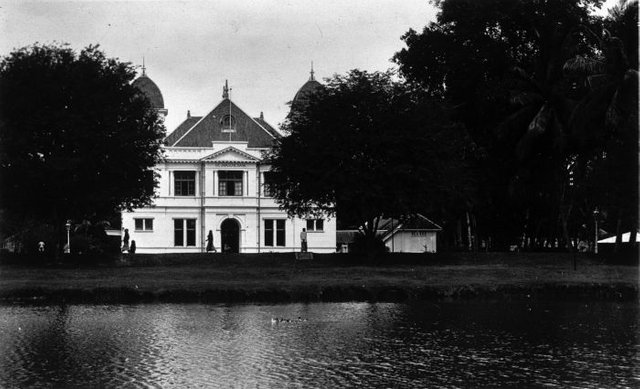 COLLECTIE_TROPENMUSEUM_Gebouw_van_de_Javasche_Bank_in_Koetaradja_Noord-Sumatra._TMnr_60008371.jpg