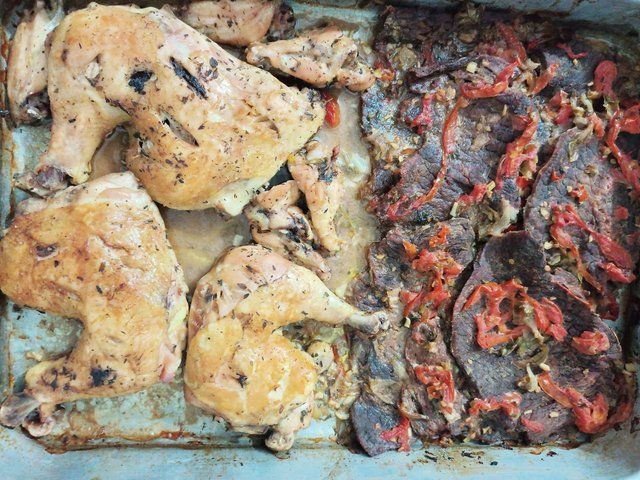 Pollo y carne al horno listo.jpg