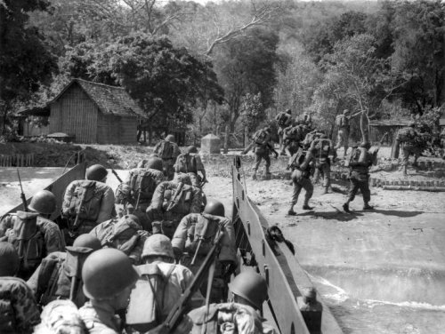Pendaratan Pasukan Belanda di Pasir Putih, 1947. Hugo Wilmar..jpg
