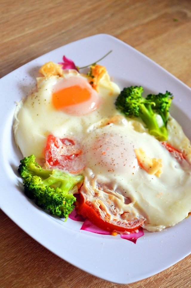 8770-sniadanie-jajka-na-pomidorach-z-bro.jpg
