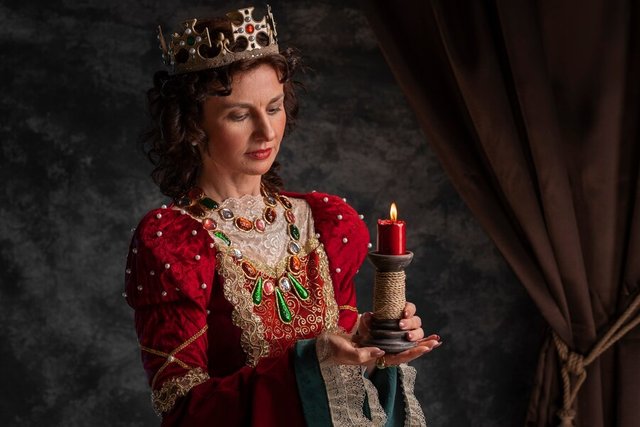 portrait-medieval-queen-with-lit-candle_23-2150306096.jpg