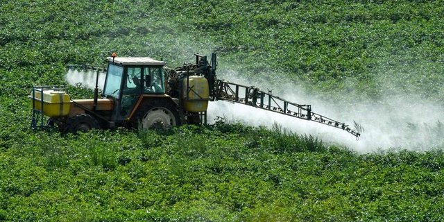 herbicide-le-plus-utilise-dans-l-ue-le-glyphosate-est-plebiscite-par-les-cultivateurs-pour-son-efficacite-et-son-faible-cout.jpg