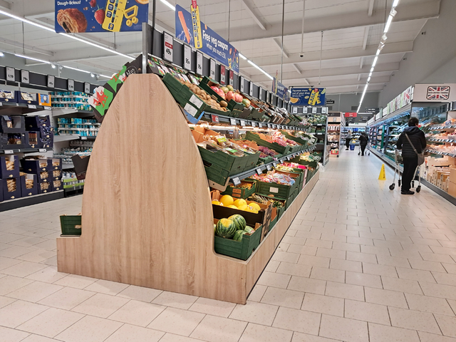 Carmarthen-Lidl-fruit-and-veg-aisle-20250123.png